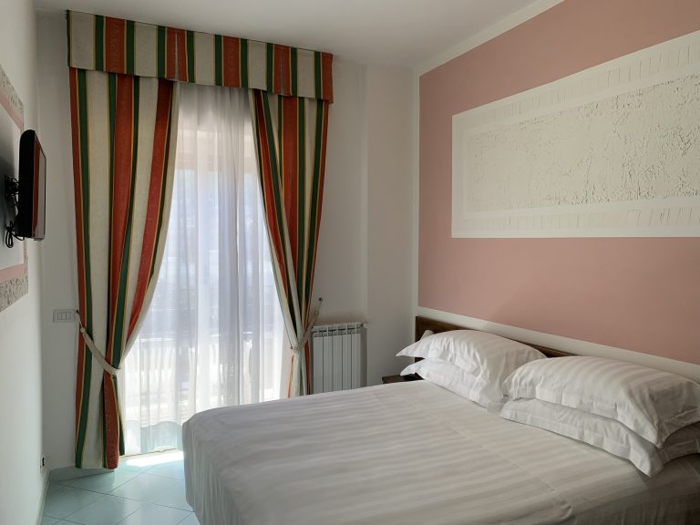 fascino-storia-e-posizione-centrale-a-ischia-porto-hotel-conte-ischia