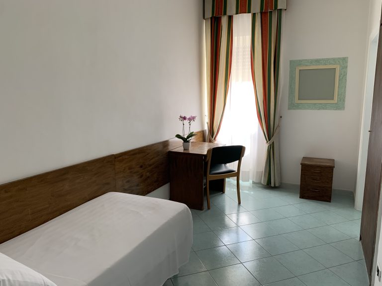 fascino-storia-e-posizione-centrale-a-ischia-porto-hotel-conte-ischia